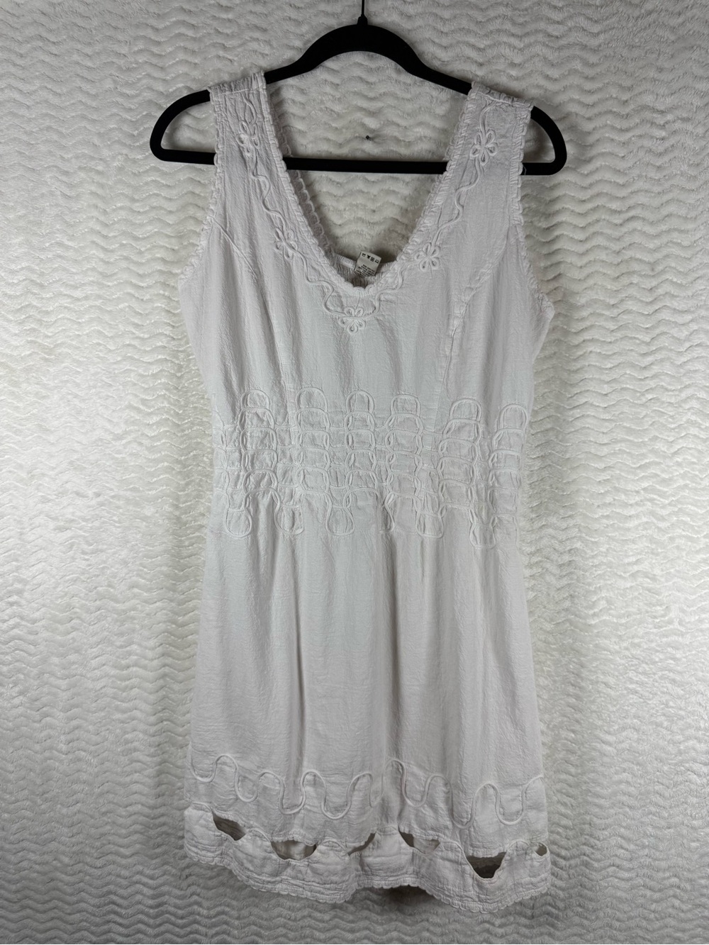 White Embroidered Cotton V-Neck sleeveless dress made in Peru. Beautiful 🤩